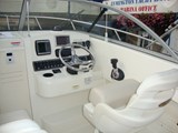 Boston Whaler 235 Conquest helm