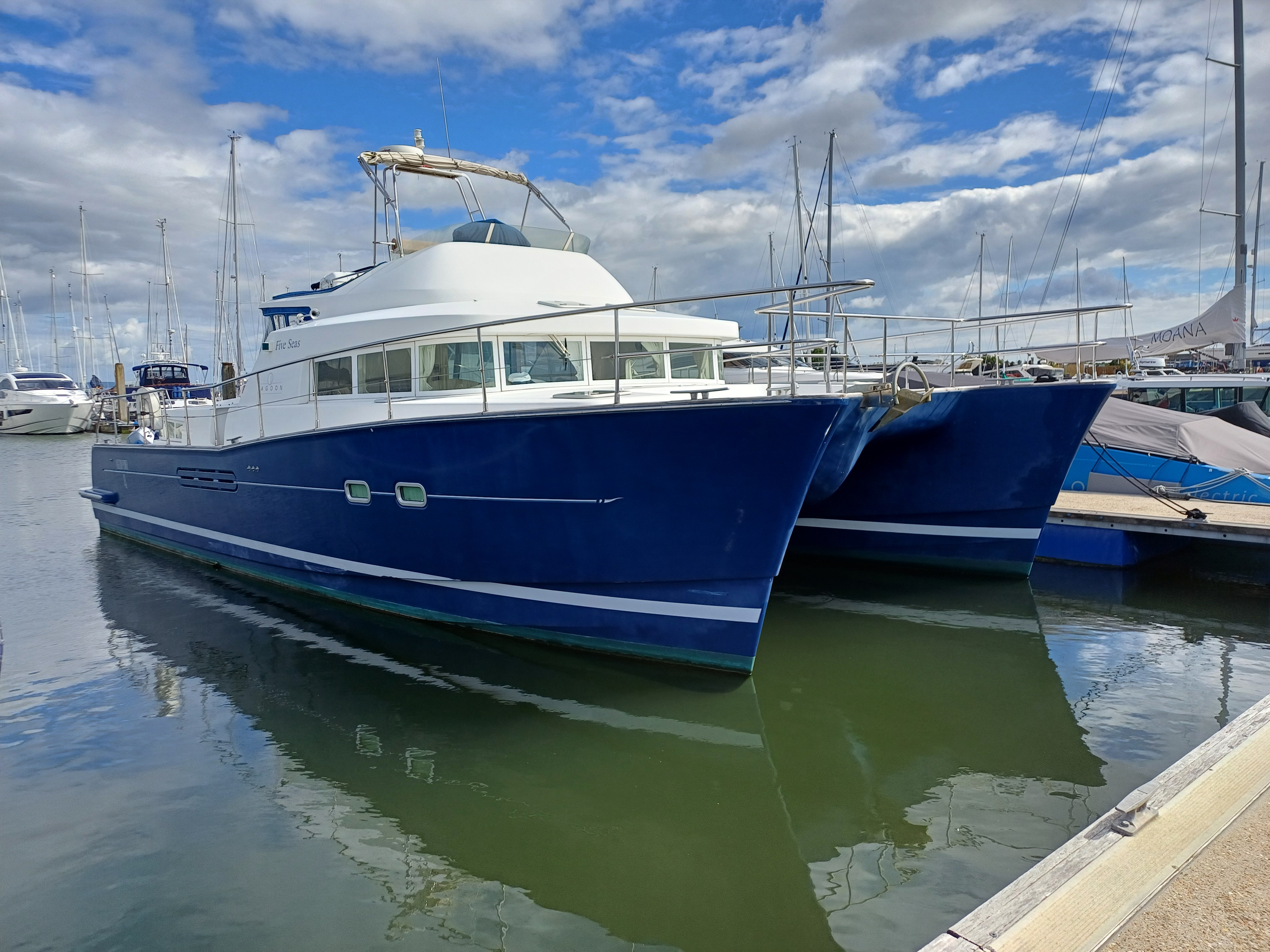2004 Lagoon Power 43