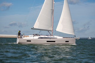 Oceanis 40.1 under sail