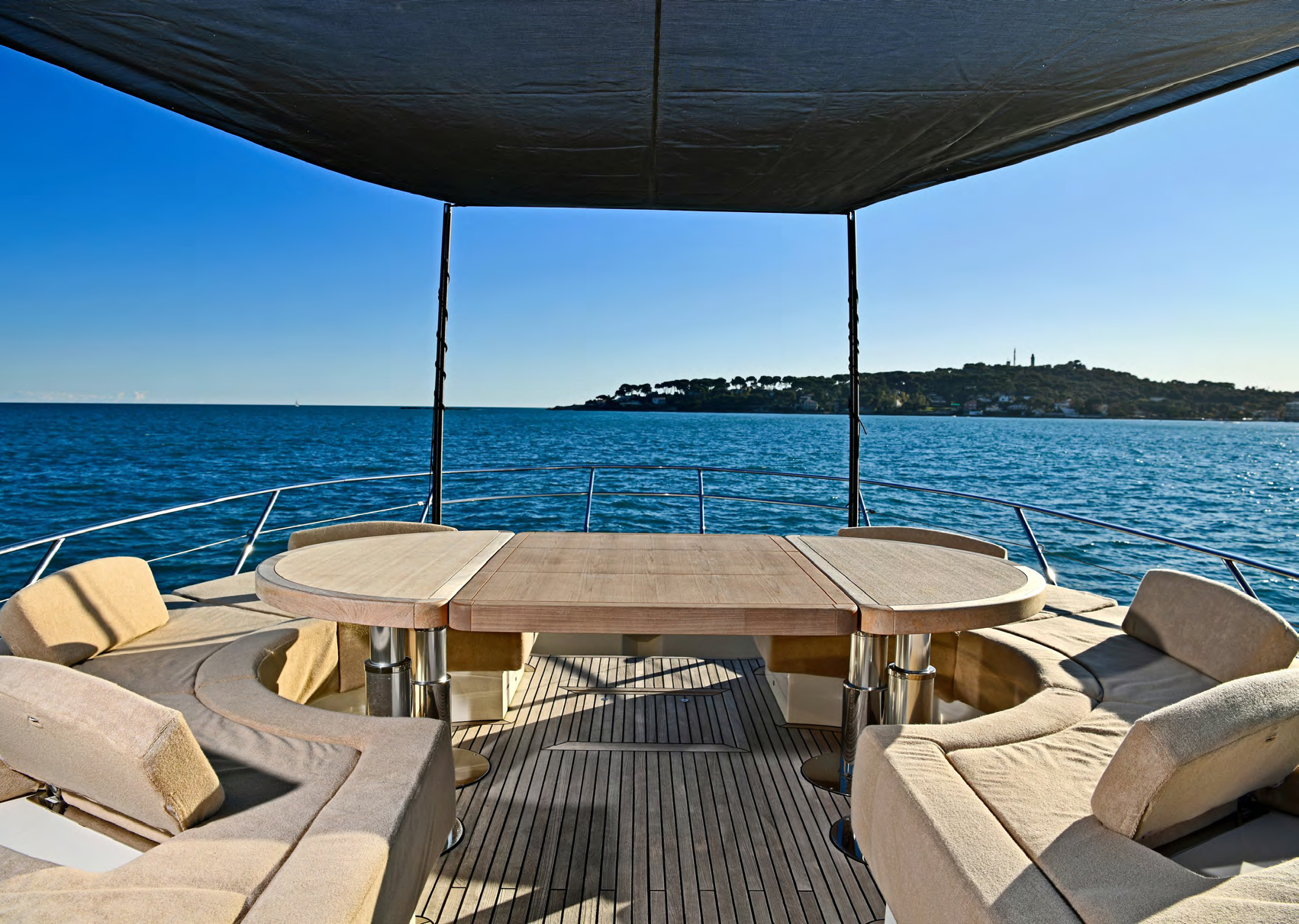 Monte Carlo Yacht 70 Bow