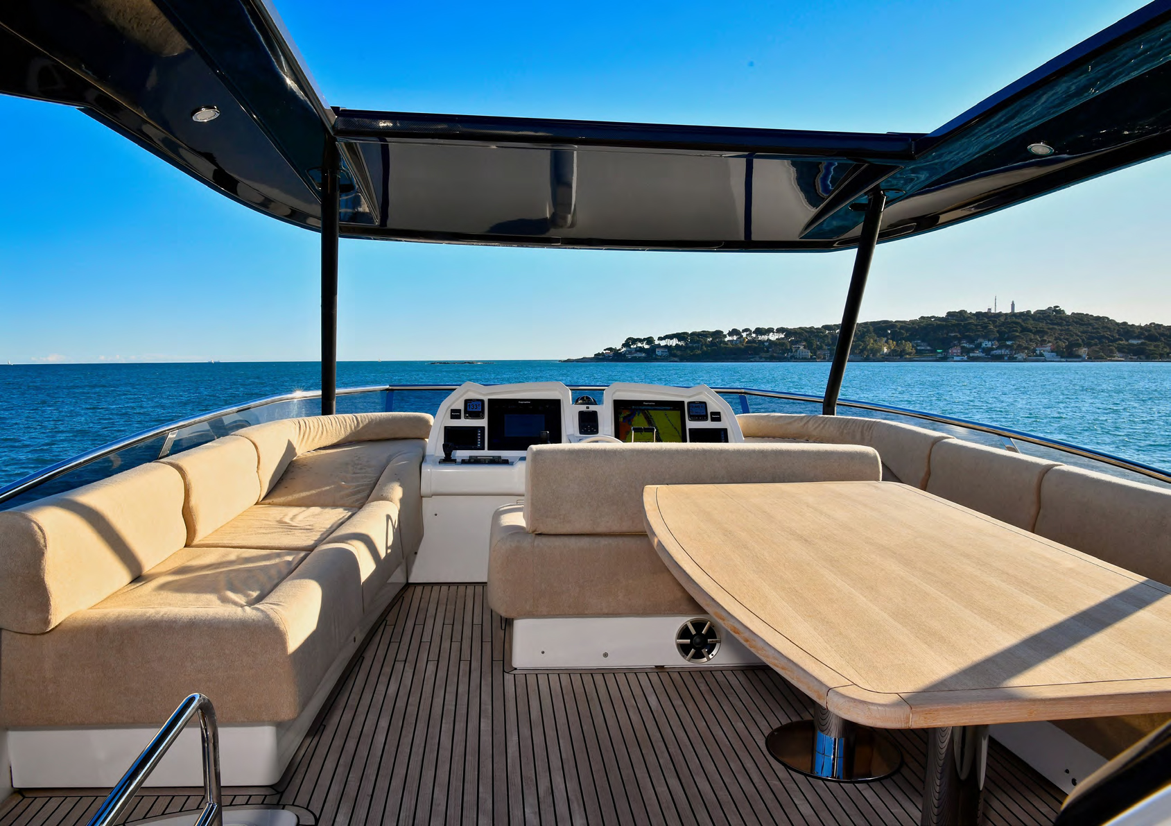 Monte Carlo Yacht 70 Flybridge