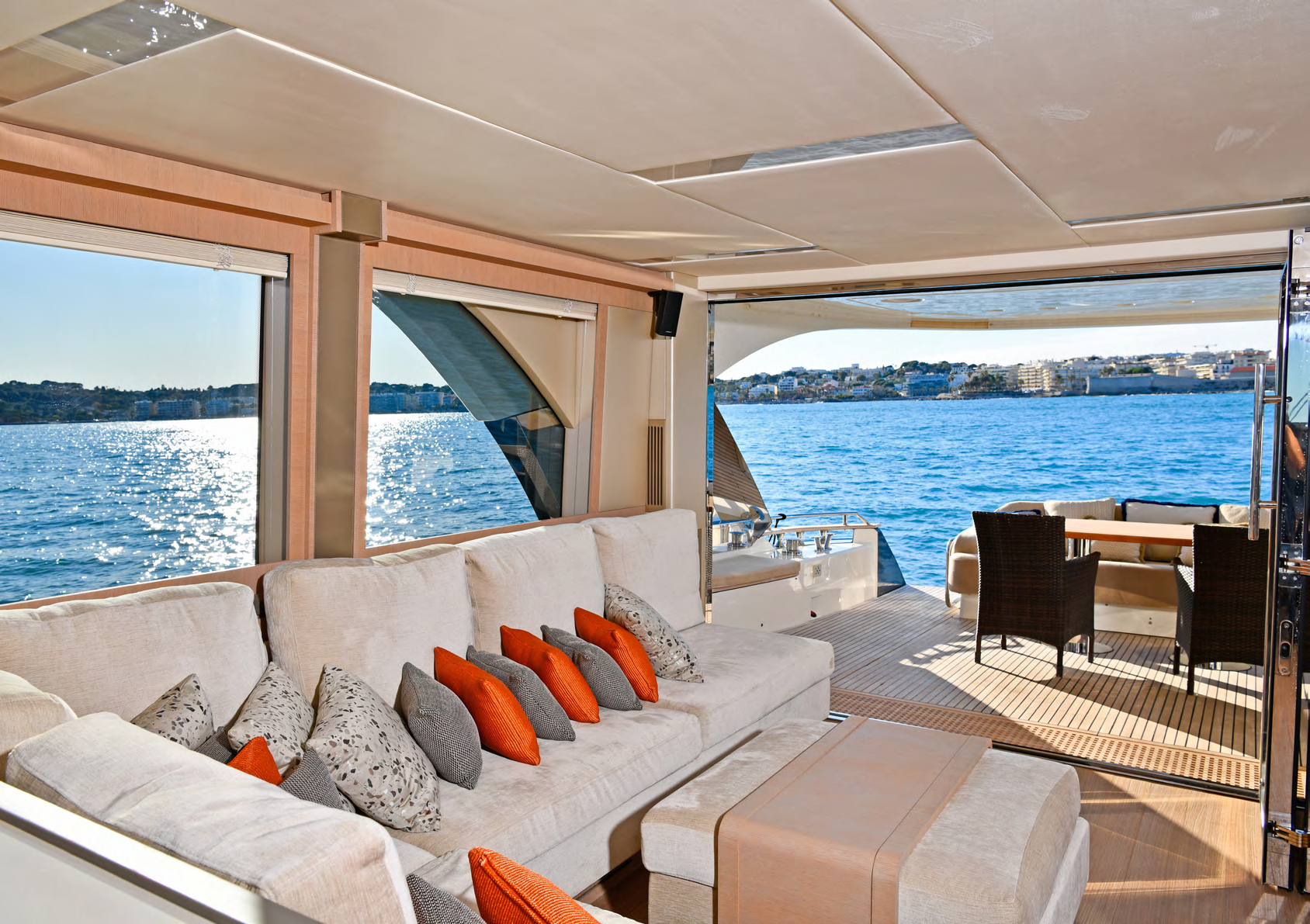 Monte Carlo Yacht 70 Saloon