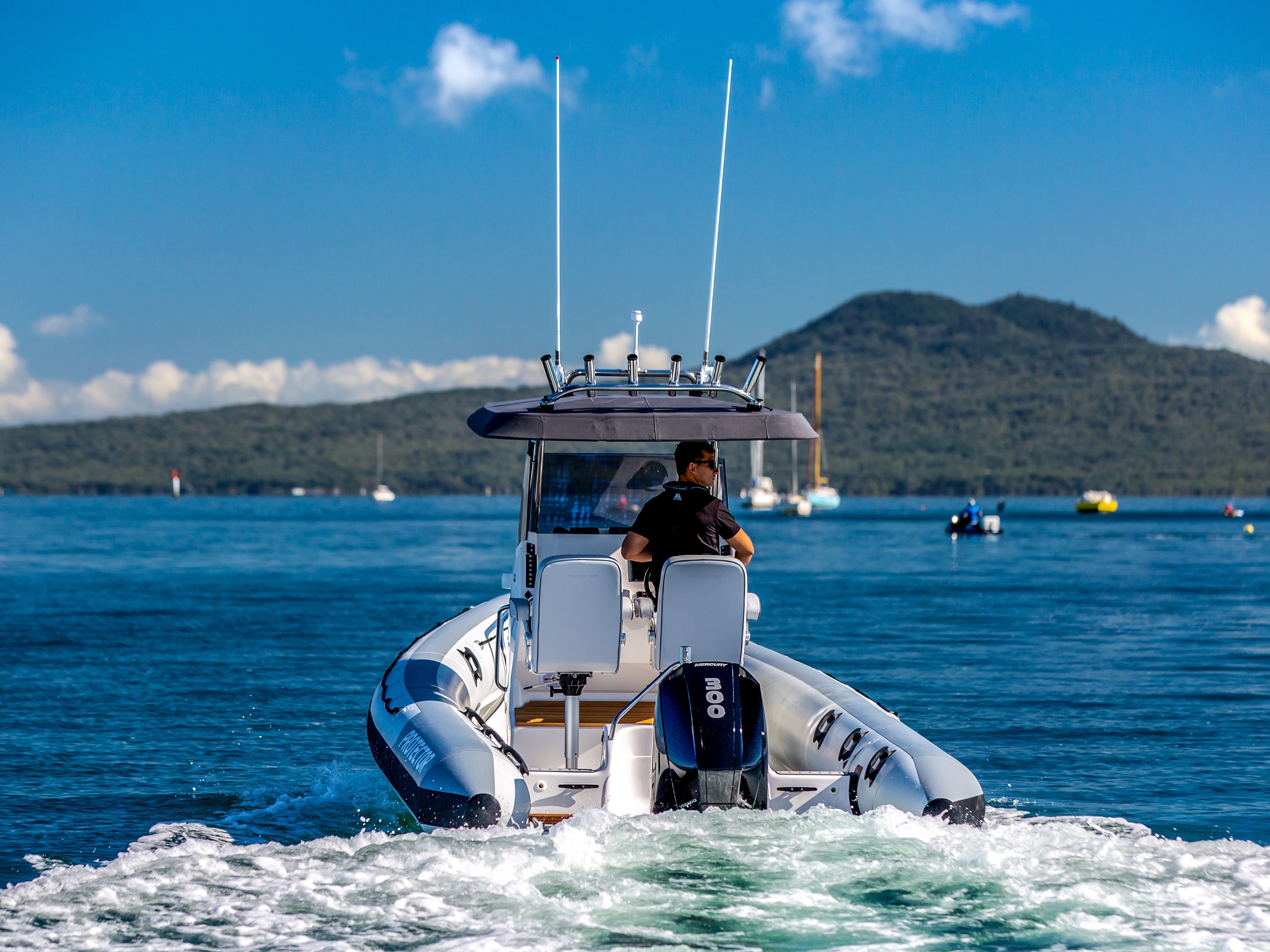 The Protector 250 Chase offers the best of both worlds: light and compact, making it easy to launch and tow on the open road, but also built to offer a smooth ride and high performance at sea.