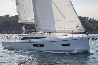 Beneteau Oceanis 37.1 sailing close up