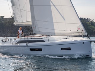Beneteau Oceanis 37.1 sailing close up
