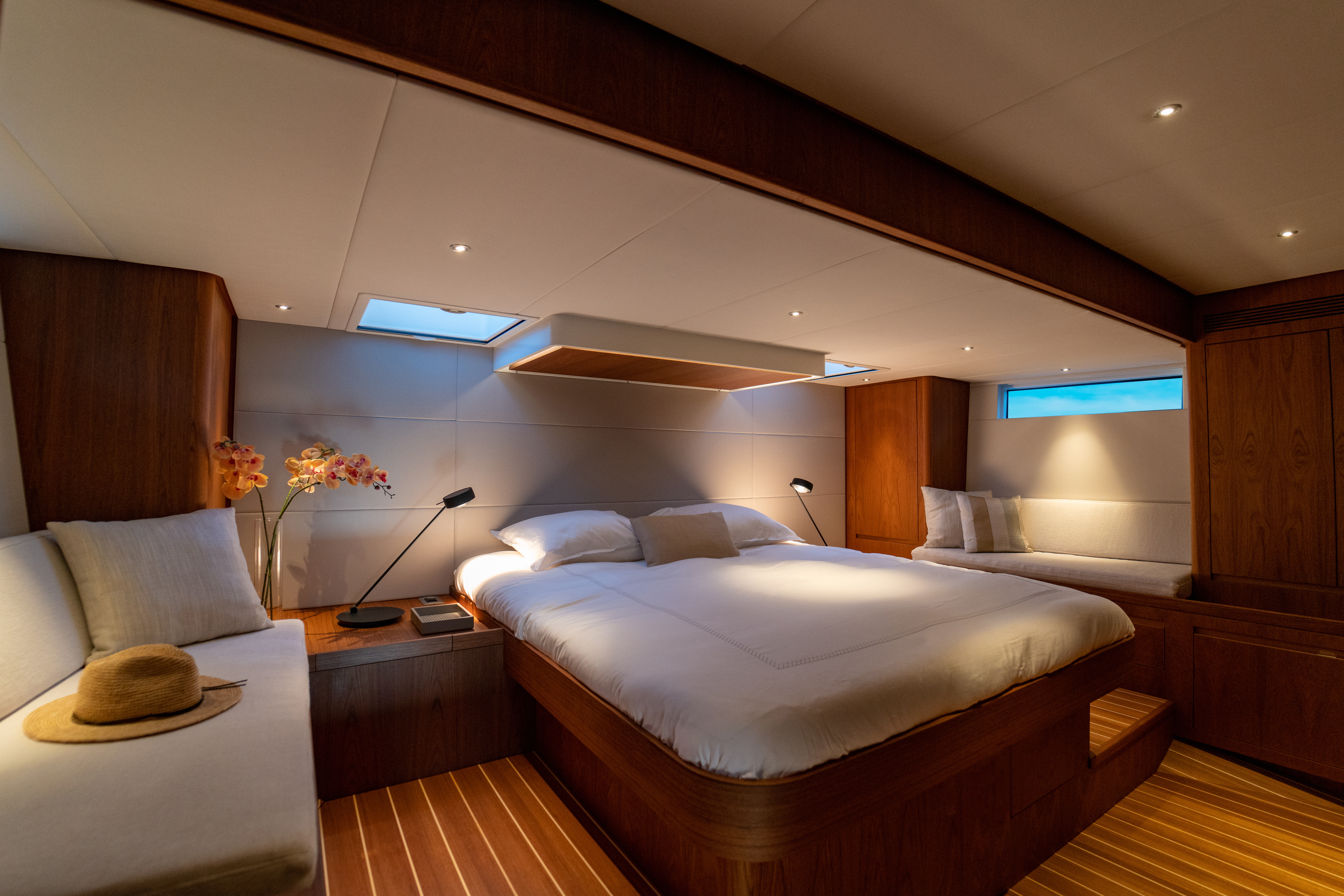 Contest 72CS - Master Cabin 