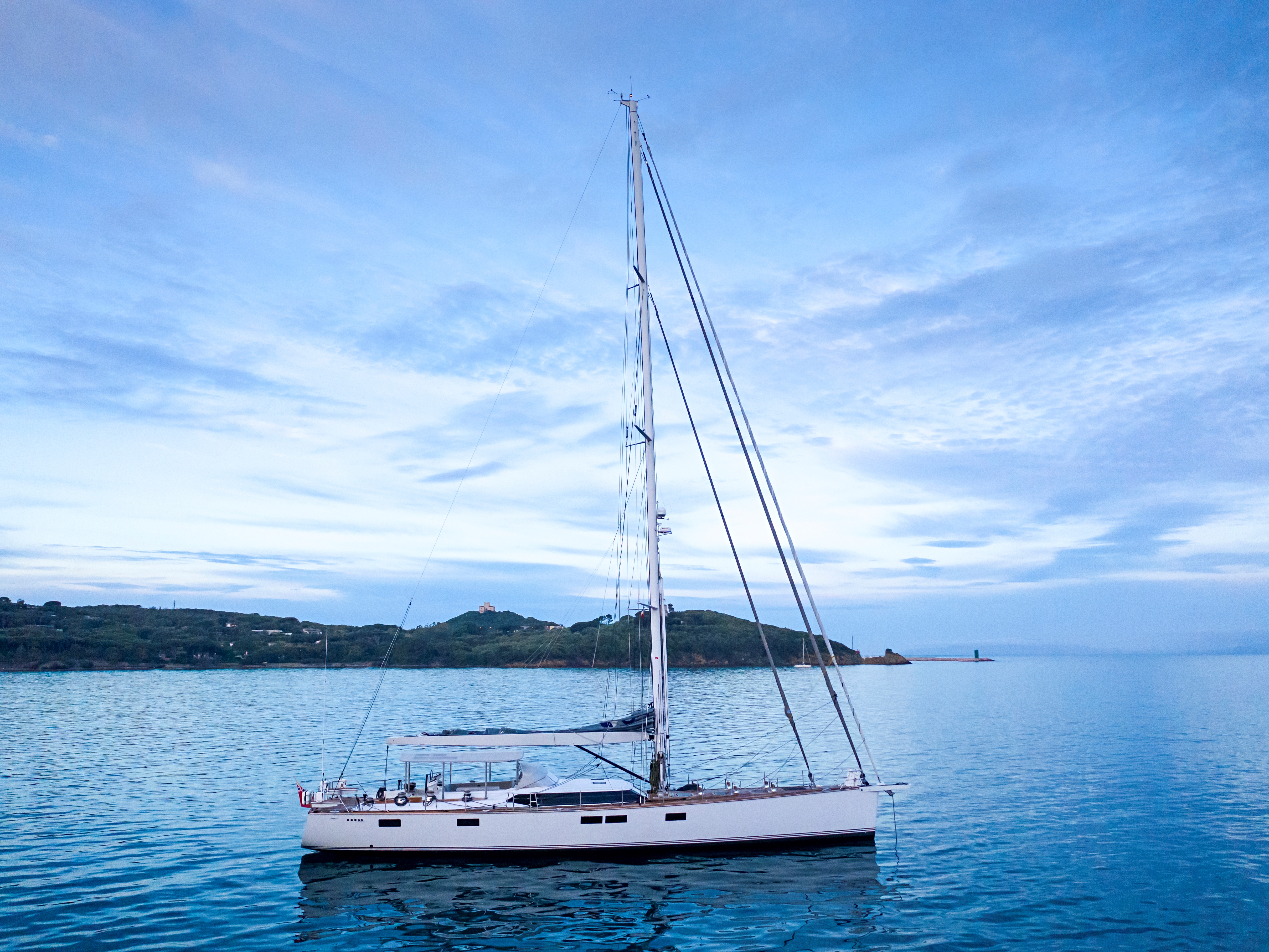 Contest 85CS at anchor